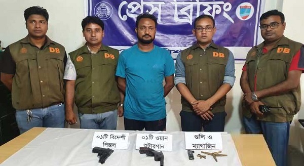 বেনাপোল বন্দরে বোমা হামলায় জড়িত কাউন্সিলর অস্ত্রসহ গ্রেপ্তার