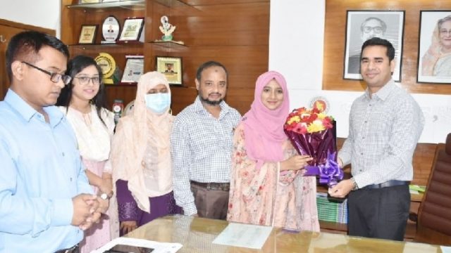 মেডিকেলে দেশসেরা মীমকে জেলা প্রশাসকের শুভেচ্ছা