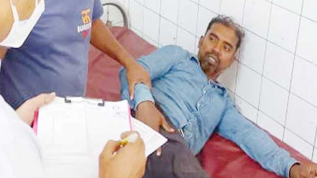 যশোরে কলেজ শিক্ষককে হাতুড়িপেটা করল সন্ত্রাসীরা