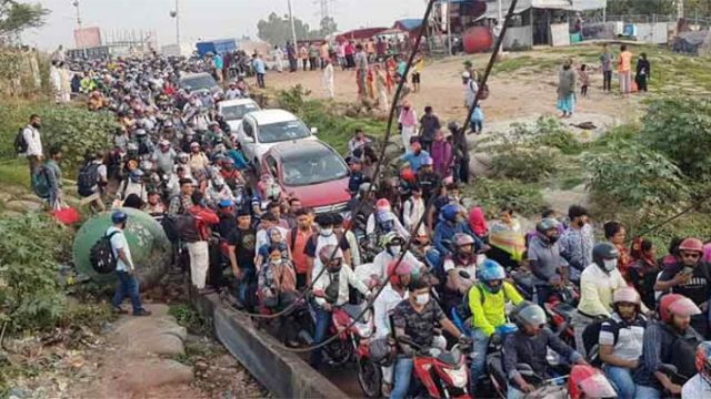 শিমুলিয়া ঘাটে ঘরমুখী উপচে পড়া ভিড়