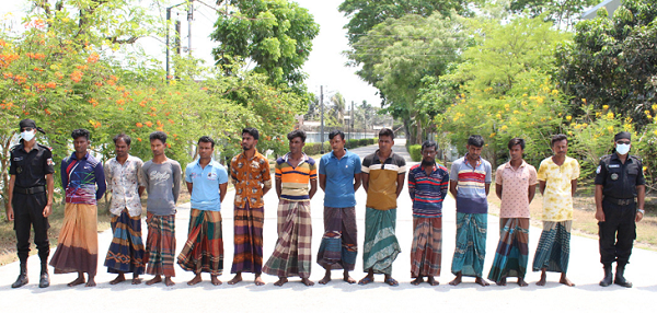 সুন্দরবনে বিষ প্রয়োগে মাছ শিকার চক্রের ১২ সদস্য গ্রেপ্তার
