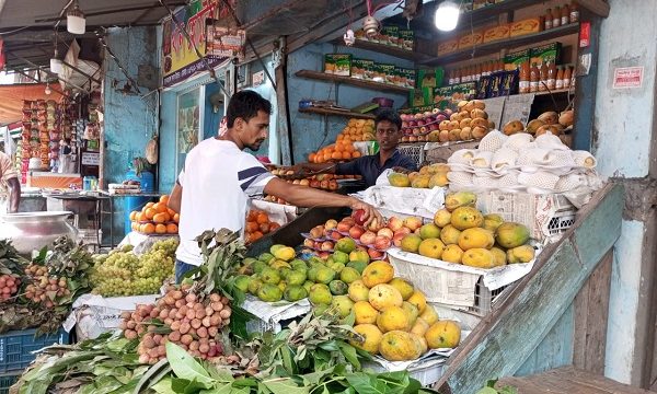 খুলনার বাজারে মৌসুমি ফলের সমারোহ