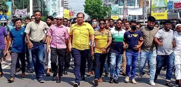 খুলনাসহ সারাদেশে আওয়ামী সন্ত্রাসী হামলার প্রতিবাদে খুলনায় যুবদলের বিক্ষোভ মিছিল