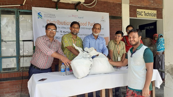 ইউসেপ খুলনার শিক্ষার্থীদের মাঝে খাদ্য প্যাকেজ বিতরণ
