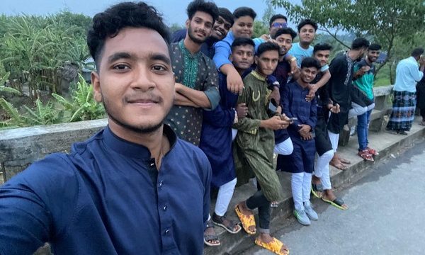 ঈদ উপলক্ষ্যে কপোতাক্ষ নদের তীরে দর্শনার্থীদের উপচে পড়া ভীড়