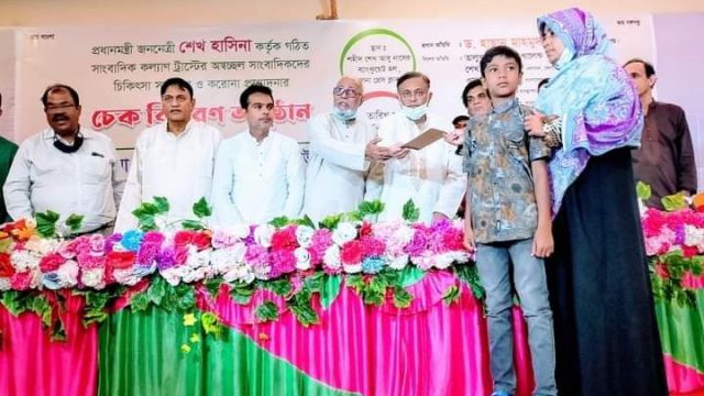 ডুমুরিয়ার সাংবাদিক ফিরোজ খানের পরিবারকে ২ লাখ টাকা অনুদানের চেক হস্তান্তর