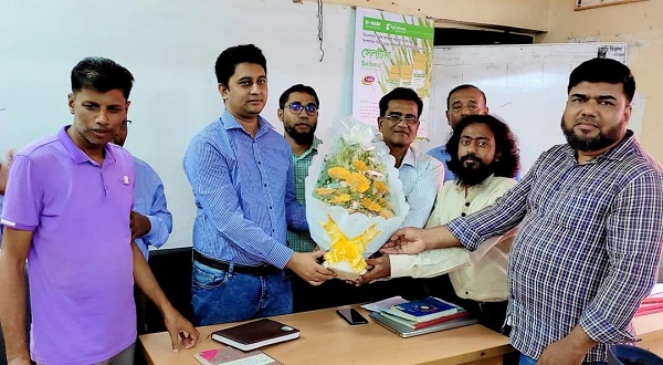 ডুমুরিয়ায় নবাগত কৃষি অফিসার কে ফুলের শুভেচ্ছা
