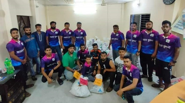 খুলনার দৌলতপুরে জাগ্রত খুলনার পক্ষ থেকে ঈদ উপহার বিতরণ