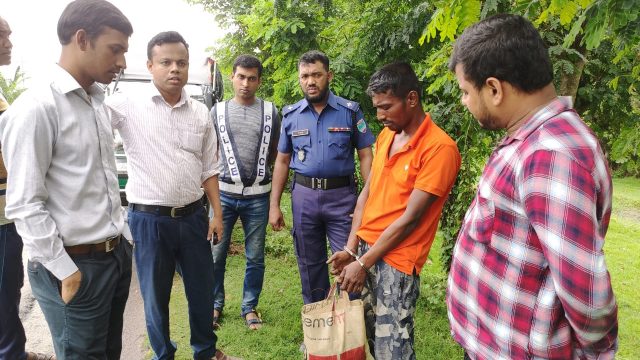 ডুমুরিয়ায় বিষ প্রয়োগে মাছ ধরার অপরাধে আসামীকে এক মাসের জেল