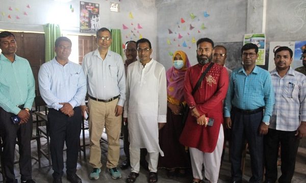 “আলোকিত ও মানবিক মোল্লাহাট” এর কার্যক্রম পরিদর্শন করছেন জনপ্রশাসন যুগ্মসচিব