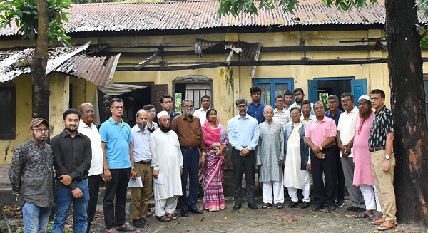 নিজ অফিস থেকে নেমে বীরমুক্তিযোদ্ধাদের স্বাগত জানালেন উপাচার্য