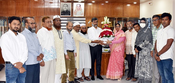 কর্মমেয়াদের একবছর পূর্তিতে খুবি প্রশাসনের  পক্ষ থেকে উপাচার্যকে ফুলেল শুভেচ্ছা জ্ঞাপন