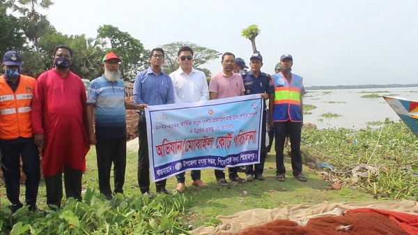 পিরোজপুরে জাটকা সংরক্ষণে প্রশাসনের অভিযান : কোটি টাকার অবৈধ জাল পুড়িয়ে ধ্বংস