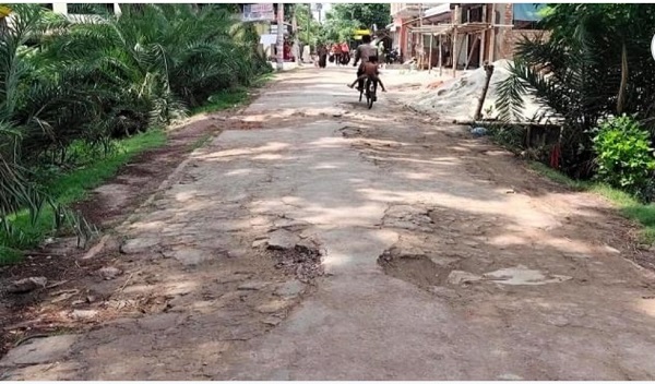ডুমুরিয়া হাসপাতালে ঢোকার একমাত্র সংযোগ সড়কটির চরম বেহাল দশা