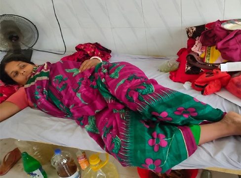 তালার ছোট কাশিপুরে সীমানা প্রচীর নিয়ে প্রতিপক্ষের হামলায় নারী আহত