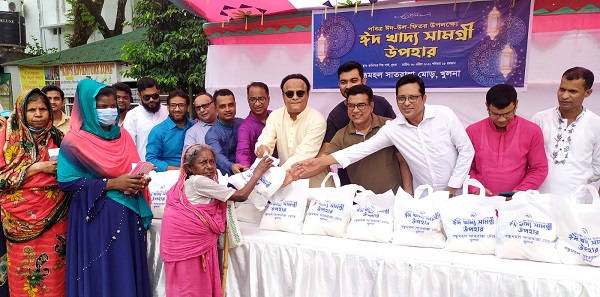 ঈদ উল ফিতরে সুবিধা বঞ্চিত ১শ’ পরিবারের পাশে দাঁড়ালো ‘বন্ধুমহল সাতরাস্তা মোড়’