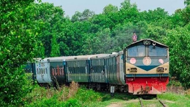 রেলমন্ত্রীর আত্মীয়কে জরিমানা করায় বরখাস্ত টিটি