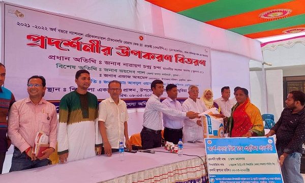 ডুমুরিয়ায় এনএটিপি-২ প্রকল্পের অর্থায়নে সিআইজি চাষিদের মাঝে মাছের পোনা ও খাবার বিতরণ