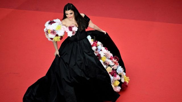 কানের লাল কার্পেটে নজর কাড়লেন ঐশ্বরিয়া