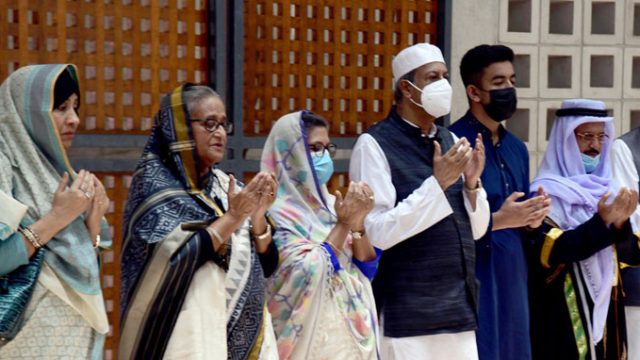 টুঙ্গিপাড়ায় জাতির পিতার সমাধিতে ফাতেহা পাঠ করলেন প্রধানমন্ত্রী