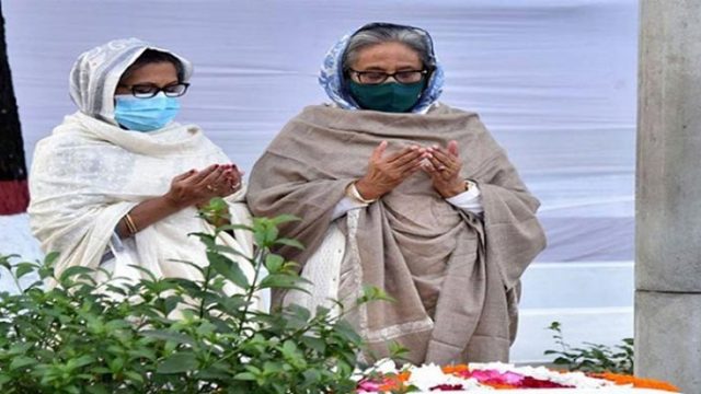 বোনকে নিয়ে বনানী কবরস্থানে স্বজনদের কবর জিয়ারত করলেন প্রধানমন্ত্রী