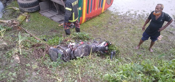 ডুমুরিয়ায় সড়ক দুর্ঘটনায় নিহত ২ আহত ৯