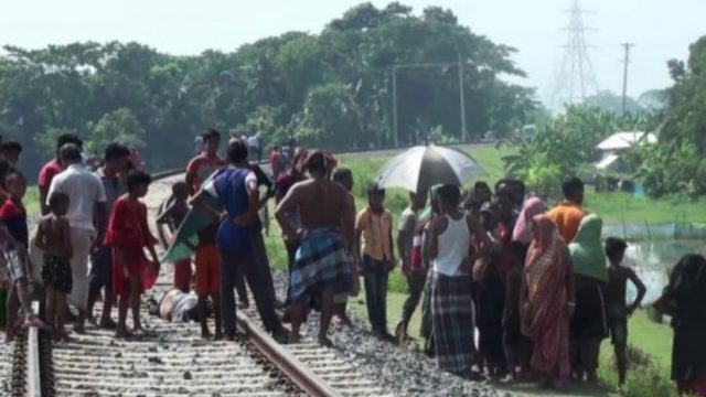 বাবার আত্মহত্যার খবর শুনে ট্রেনের নিচে ঝাঁপ দিয়ে ছেলের আত্মহত্যা