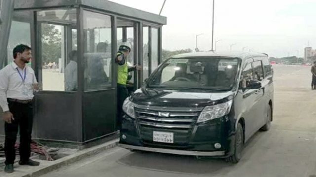 টোল দিয়ে পদ্মা সেতু পার হলো গাড়ি