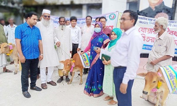 কাউখালীতে জেলেদের মাঝে বকনা বাছুর, ছাগল, জাল ও খোয়ার বিতরণ