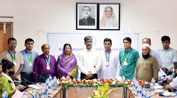 খুবিতে ৭ শিক্ষক পেলেন ভাইস-চ্যান্সেলর অ্যাওয়ার্ড