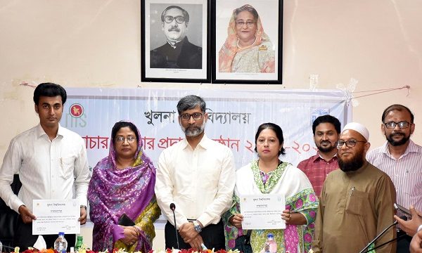 খুবিতে কর্মকর্তা-কর্মচারীদের মধ্যে প্রথমবারের মতো শুদ্ধাচার পুরস্কার প্রদান