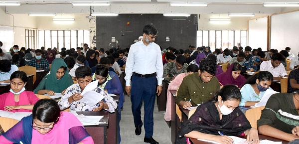 খুবি উপকেন্দ্রে ঢাবির ‘গ’ ইউনিটের ভর্তি পরীক্ষা সুষ্ঠু ও শান্তিপূর্ণভাবে অনুষ্ঠিত