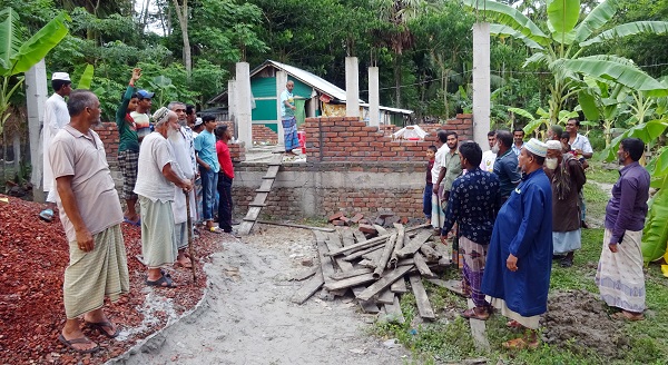 বিচারের দাবীতে স্থানীয়দের প্রতিবাদ মোরেলগঞ্জে প্রবাসীর বাড়িতে হামলা, ভাংচুর আহত ৩