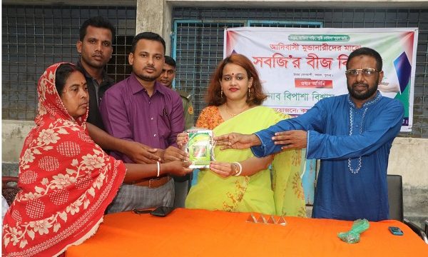 কয়রা মুন্ডা কৃষাণীদের সবজির বীজ বিতরনে বিপাশা বিশ্বাস সবুজ আঙিনা গড়ি, পুষ্ঠি চাহিদা পূরণ করি