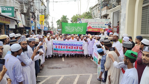 মহানবী হযরত মুহাম্মদ (সঃ) ও হযরত আয়েশা সিদ্দিকা (রা:) কে অবমাননাকর মন্তব্যের প্রতিবাদে পিরোজপুরে মানববন্ধন ও বিক্ষোভ মিছিল