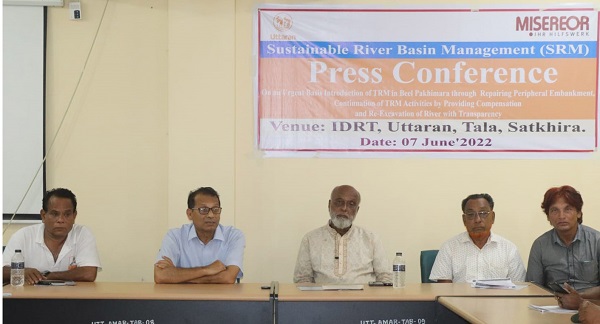 তালায় পাখিমারা বিলের পেরিফেরিয়াল বাঁধ সংস্কার ও টিআরএম চালুর দাবিতে সংবাদ সম্মেলন