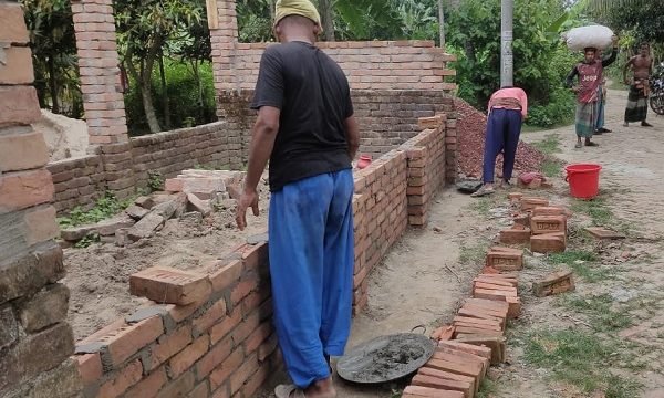 তালায় সরকারী রাস্তার জায়গা দখল করে ভবন নির্মানের অভিযোগ
