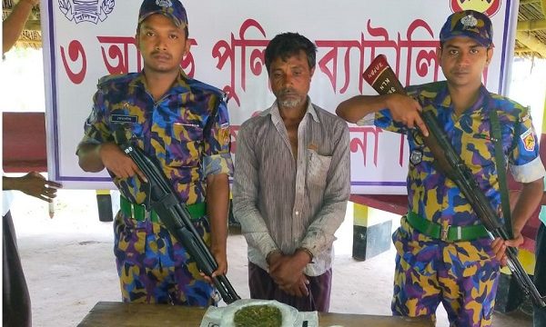 তালায় ৪শ গ্রাম গাঁজা সহ ব্যবসায়ী আটক