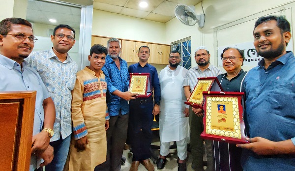 ৩ সাংবাদিককে সংবর্ধনা দিল খুলনা গেজেট