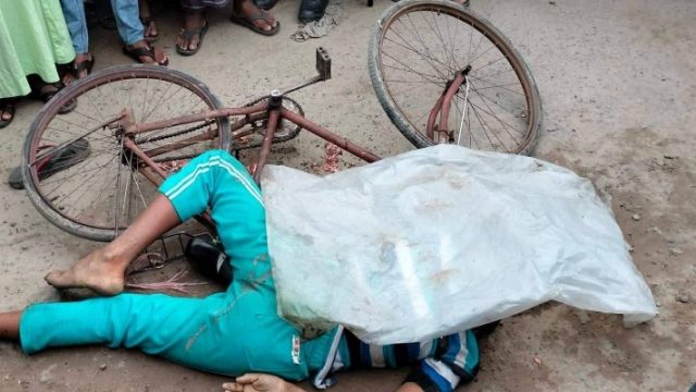 খুলনায় কাভার্ডভ্যানের চাপায় নিহত ১, চালক আটক