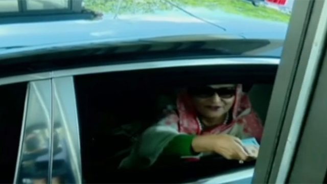 টোল দিয়ে পদ্মা সেতুতে প্রধানমন্ত্রী