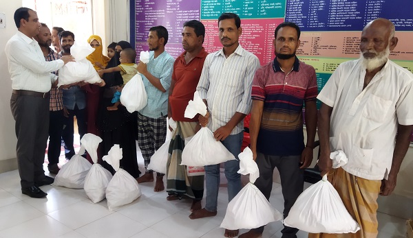 মোরেলগঞ্জে আত্মসমর্পণ করা ৮ বনদস্যুকে ঈদ সামগ্রী প্রদান