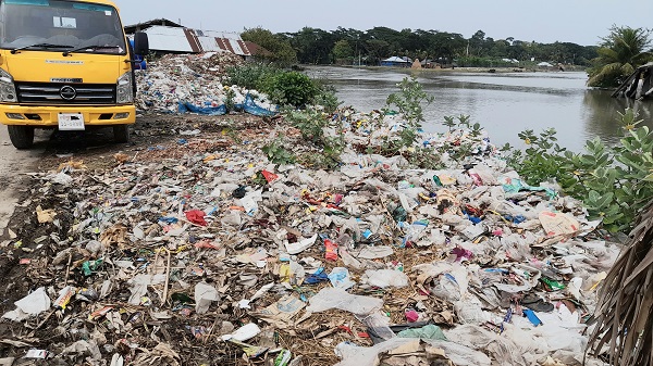 রামপালের হাট-বাজারের বর্জ্য নদীতে পরিবেশ বিপর্যয়ের আশংকা
