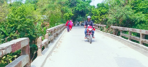 মাগুরার বরুনাতৈল এলাকায় ঝুঁকি নিয়ে ভাঙা সেতু পারাপার