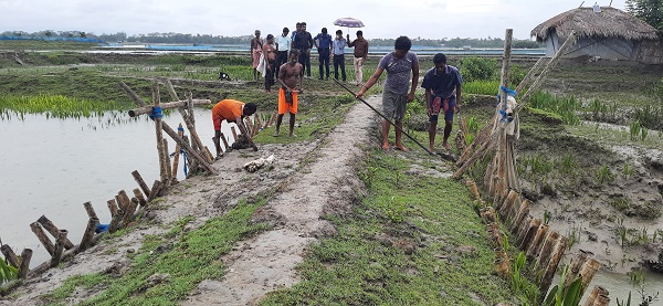 মোংলায় সরকারী খালের অবৈধ বাঁধ অপসারণ শুরু করেছেন স্থানীয় প্রশাসন