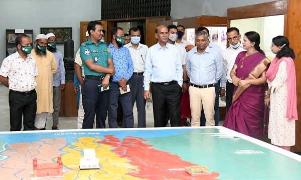সংস্কৃতি বিষয়ক সচিবের খুলনা বিভাগীয় জাদুঘর পরিদর্শন