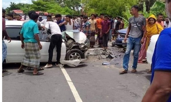 ডুমুরিয়ায় দুই প্রাইভেটকারের মুখোমুখি সংঘর্ষে ৫ জন আহত