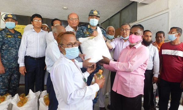 মোংলা বন্দরে জাহাজে কর্মরত শ্রমিক-কর্মচারীদের মাঝে ঈদুল আজহা উপলক্ষে খাদ্য সামগ্রী বিতরণ