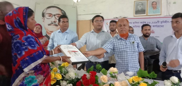 ডুমুরিয়ায় ৯০টি ভূমি হীন গৃহহীন পরিবার কে জমিসহ গৃহ হস্তান্তর