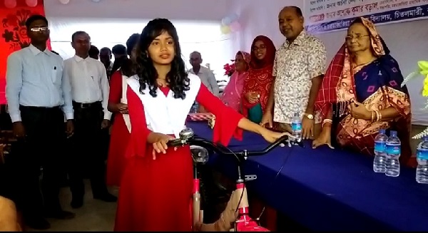 চিতলমারীতে ষষ্ঠ শ্রেণির ছাত্রীদের বিনামূল্য বাইসাইকেল প্রদান
